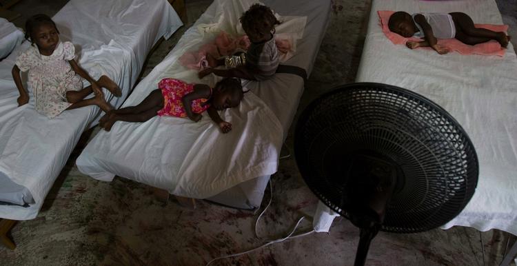 Børn, der lider af underernæring, venter på hjælp på en klinik i Haiti. Arkivfoto. 