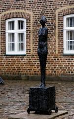 Maren på kærre hedder Giacomettis skulptur, der har stået foran Holstebro gamle Rådhus. POLFOTO 