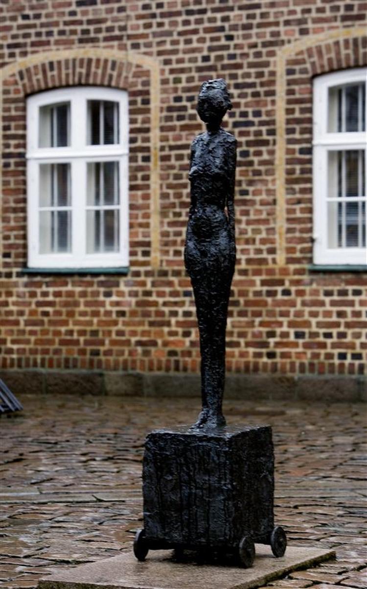 Maren på kærre hedder Giacomettis skulptur, der har stået foran Holstebro gamle Rådhus. POLFOTO 