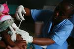 Et barn vaccineres i forbindelse med forsøget med ny malaria-vaccine i Bagamoyo i Tanzania. Arkivfoto. 