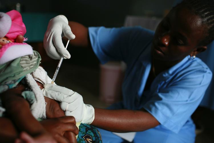 Et barn vaccineres i forbindelse med forsøget med ny malaria-vaccine i Bagamoyo i Tanzania. Arkivfoto. 