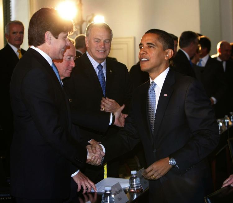 Guvernøren i Illinois, Rob Blagojevich (tv), er anholdt. Han er mistænkt for urent trav i forbindelse med genbesættelsen af Barack Obamas (th) plads i senatet. 