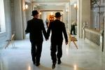 Et billede fra 17. juni, hvor Curt Garman til venstre og Richard Looke til højre holder i hånd forud for deres vielse på rådhuset i San Francisco. 
