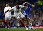 Chelseas Joe Cole (til højre) i kamp om bolden med CFR Clujs Alvaro Pereira. 
