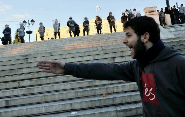 En demonstrant foran parlamenstbygningen i Athen i går. 