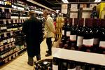 »Reglerne er for slappe og har ikke været håndhævet i mange år, og det har nogle butikker udnyttet til fiktive tilbud, så forbrugerne er blevet vildledt«, siger direktør i Forbrugerrådet, Rasmus Kjelddahl, der glæder sig over Forbrugerombudsmandens initiativ. Arkivfoto 