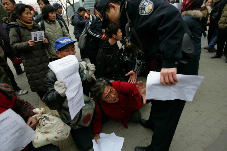 Dagens demonstranter fik lov at ytre sig en halv time, inden de blev sat på busser og kørt væk. 