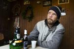 Et skur ved havnen. Alex Schrøder holder for tiden til i et skur ved havnen sammen med BN. De mener, at Danmarks største problem er fremtidsmulighederne for de personer, som befinder sig allernederst i samfundet. 