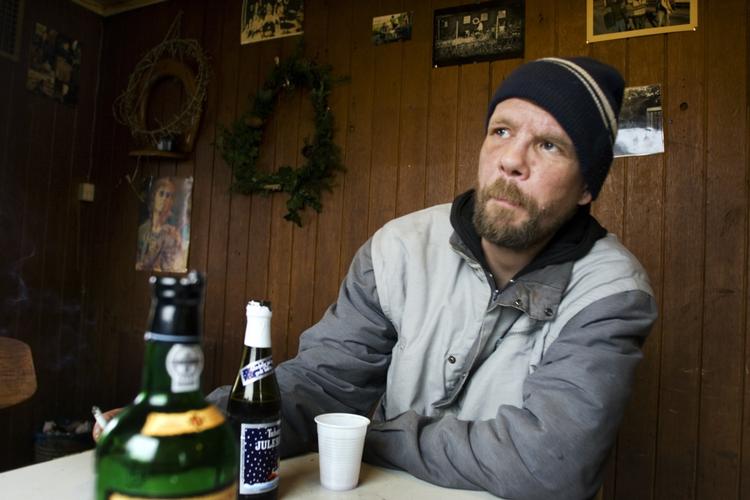 Et skur ved havnen. Alex Schrøder holder for tiden til i et skur ved havnen sammen med BN. De mener, at Danmarks største problem er fremtidsmulighederne for de personer, som befinder sig allernederst i samfundet. 