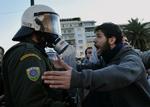 Demonstranter foran parlamentet i Athen i går. 