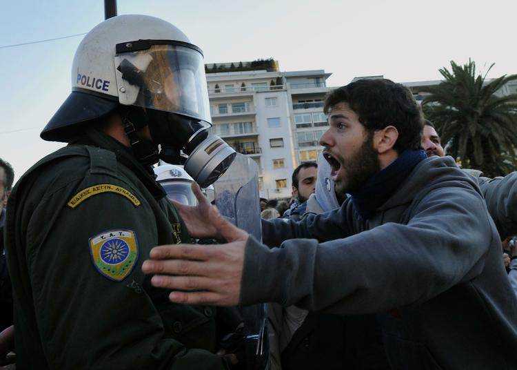 Demonstranter foran parlamentet i Athen i går. 