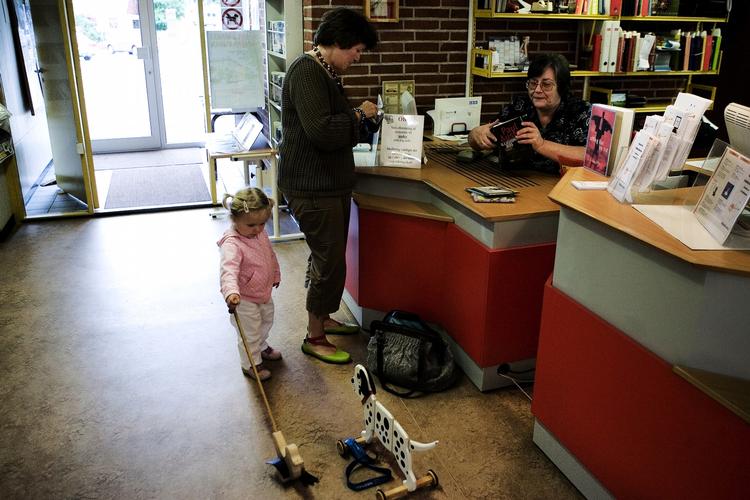 Esbjerg Kommune vil centralisere driften og bruge pengene på de store biblioteker i området. Her er vi på lokalfiialen i Herlufmagle. Også i Næstved overvejer kommunen at lukke de små biblioteker. 