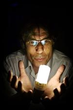 Yossi Maman fra Ligro Lightning prøver forskellige elsparepærer. Arkivfoto. 