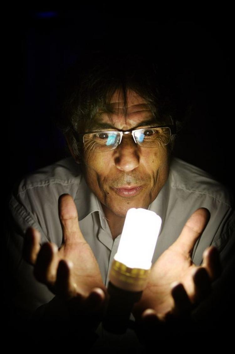 Yossi Maman fra Ligro Lightning prøver forskellige elsparepærer. Arkivfoto. 