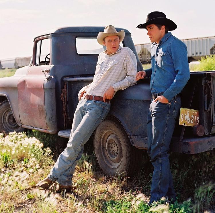 Kærligheden mellem to cowboys (Heath Ledger og Jake Gyllenhaal) skulle være mindre klar i italiensk fjernsyn. Arkivfoto. 