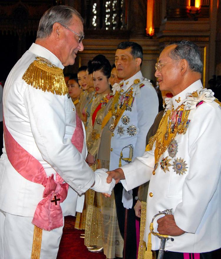 Kong Bhumipol mødtes i 2006 med Prins Henrik af Danmark. 