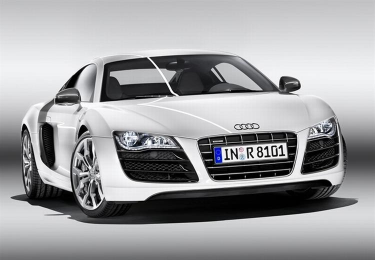 Skrappeste version af Audi R8 får nu V10-motor. En anden nyhed er forlygterne, der består af lysdioder til både fjernlys, nærlys, kørelys og blinklys. Det er ikke set før. 