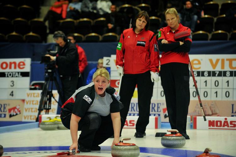 Angelina Jensen kom stærkt tilbage i turneringen, da det i går efter en ekstra ende blev 7-6 over Tyskland. 