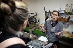 Blandt andre delikatesseforretningen MAD (billedet), symaskinebutikken PFAFF, og Fætter BR har oplevet, at deres kunder ringer ind og ikke ved, hvad der er spærret, og hvad der er forandret. 