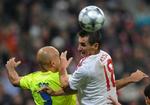 Cris (tv.) og Miroslav Klose spiller om førstepladsen, når Lyon og Bayern München mødes. 