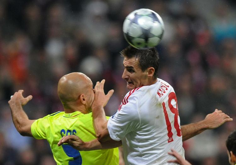 Cris (tv.) og Miroslav Klose spiller om førstepladsen, når Lyon og Bayern München mødes. 