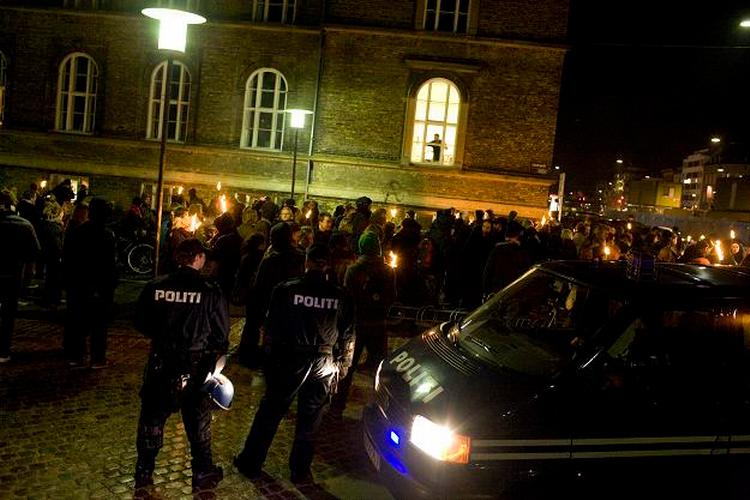 Politiet var talstærkt til stede, da en sympatidemonstration med de græske aktivister bevægede sig gennem Indre By 