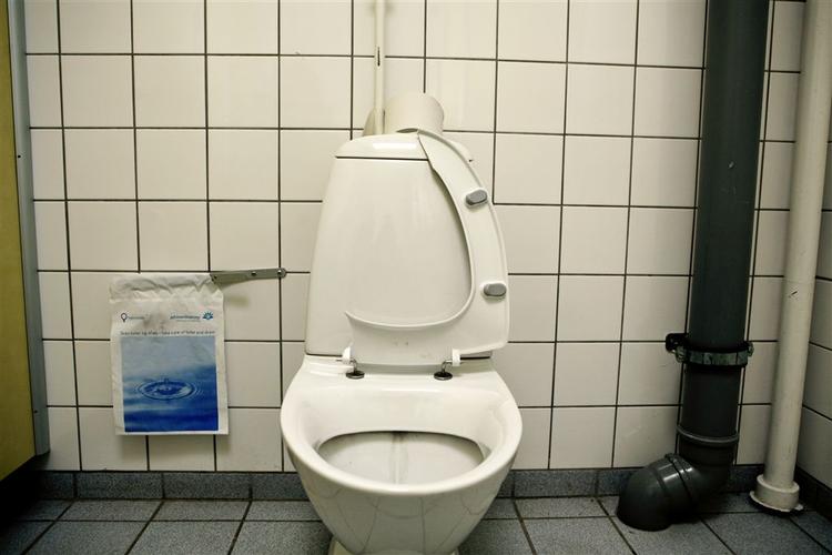 Københavns Kommune har for mange penge i kassen til at få del i regeringens lokumspulje til reparation af uhumske skoletoiletter. 