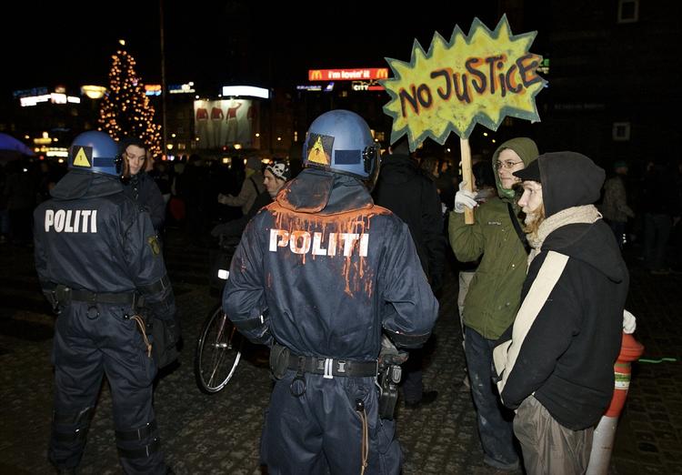 Aktivisterne, der demonstrerer i sympati med drab på en 15-årig i Grækenland, er nu begyndt at grave kasteskyts op ved Vesterbro Torv. 