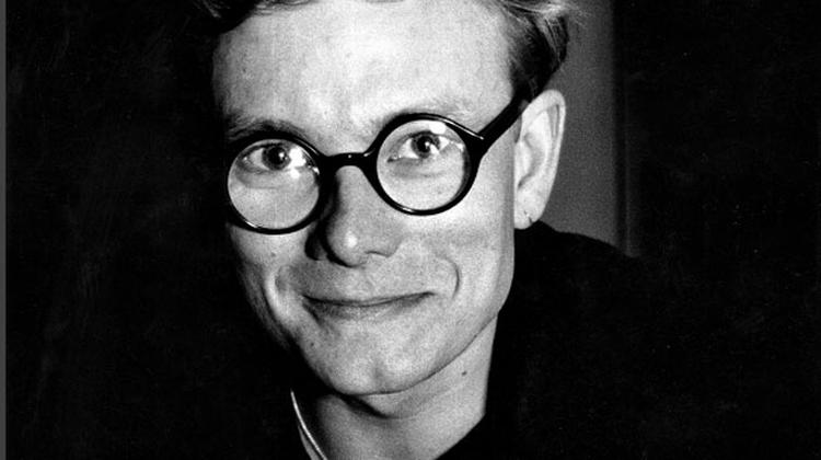 Casper Christensen, en ung mand med briller, som havde været på high school i USA og dér stiftet bekendtskab med stand-up-comedy, gik i 1987 på scenen og blev siden King of Comedy i Danmark. 