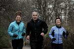 De tre løbere, hvis træning vi følger frem til Copenhagen Marathon, er Ilse Jensen, Peter Munck og Abelone Koppel. Her er de samlet for første gang til fællestræning med Sparta. 