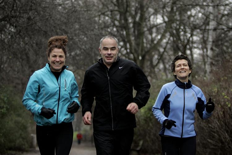 De tre løbere, hvis træning vi følger frem til Copenhagen Marathon, er Ilse Jensen, Peter Munck og Abelone Koppel. Her er de samlet for første gang til fællestræning med Sparta. 