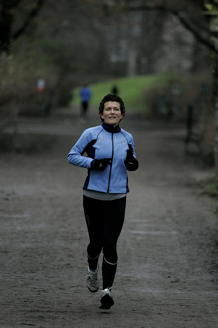 Abelone Koppel, 45 år træner til sit første maraton. Skriv en hilsen og et hep til hende under artiklen. 