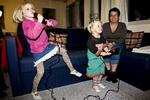 Hjemme hos familien Lauring spiller pigerne Laura og Hannah gerne både konsol- og pc-spil ofte sammen med forældrene. 