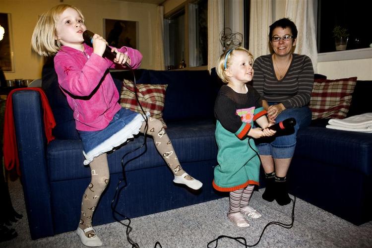 Hjemme hos familien Lauring spiller pigerne Laura og Hannah gerne både konsol- og pc-spil ofte sammen med forældrene. 
