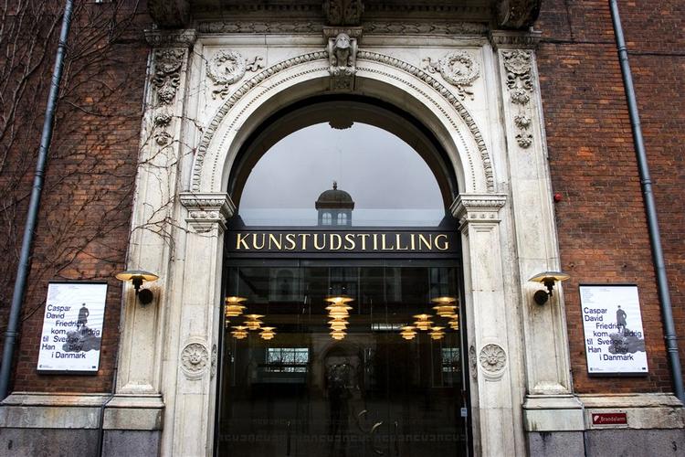 Hovedindgangen til Kunsthal Charlottenborg på Kgs. Nytorv i København. Arkivfoto. 