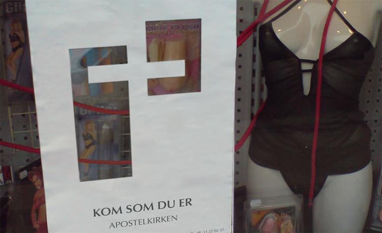 Sexshops og værtshuse er blandt de Vesterbro-fikspunkter, hvor Apostelkirken har sat plakater op. Budskabet er 'Kom som du er', og tanken er at minde om kirkens rummelighed. 