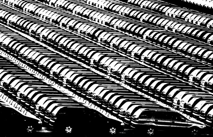 Tusinder af Fiatbiler linet op på række, klar til afsendelse. Fiat er en af de europæiske producenter, der kan blive berørt af krisen. 