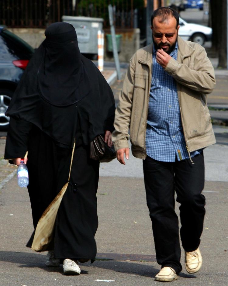 Al-Qaeda-legenden Malika e-Aroud, der her ses ved siden af sin nuværende mand, er anholdt for at planlægge terror i Belgien (arkivfoto). 