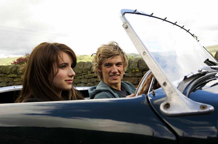 Engelsk disciplin møder rebelsk forkælelse i filmen 'Wild Child' om en ung amerikansk pige,  der bliver sendt på kostskole i England. 