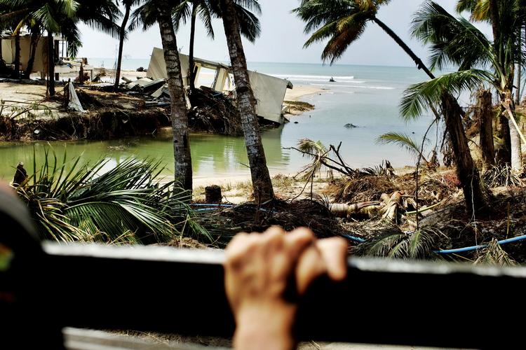 Oprdyning i Khao Lak i Thailand efter tsunamien i december 2004. 