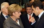 Tysklands kansler Angela Merkel stikker hovedet sammen med sin franske kollega, præsident Nicolas Sarkozy. 