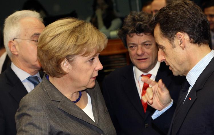 Tysklands kansler Angela Merkel stikker hovedet sammen med sin franske kollega, præsident Nicolas Sarkozy. 