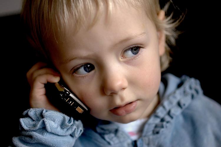 Purunge punge. Med mobiltelefonen får børn også købekraft mellem hænderne. Men bevidstheden om pengenes værdi følger ikke med i abonnementet. Arkivfoto: Thomas Borberg 