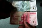 Det er kun få uger siden, at henholdsvis 50- og 100 millioner dollar-sedlerne (billedet) blev indført i Zimbabwe. Nu er 500 millioner dollar-sedlen på gaden. 