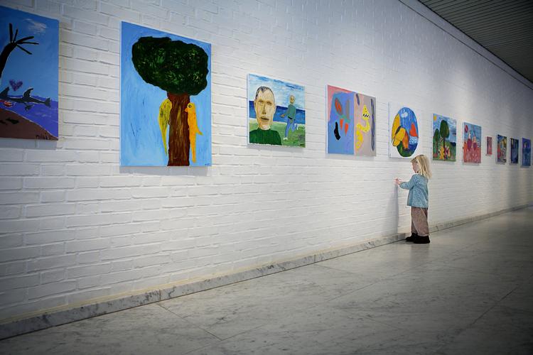 Pige til udstilling på KUNSTEN, som Nordjyllands Kunstmuseum hedder fra nu af. 