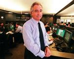 Bernard Madoff må finde sig i en fodlænke og husarrest i den dyre Manhattan-lejlighed, han bor i. Arkivfoto. 
