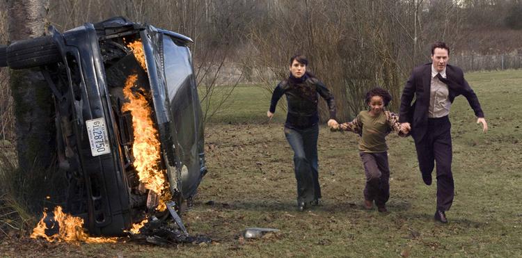 Med både politiet og hæren i hælene og ondsindede aliens hængende lige over Jorden tager den umage trio af 1 stk. rumvæsen, Keanu Reeves, 1 stk. forsker, Jennifer Connelly, og 1 stk. dreng, Jaden Smith, flugten i knivskarp kamp med tiden. Foto fra filmen: Dione Gregory 