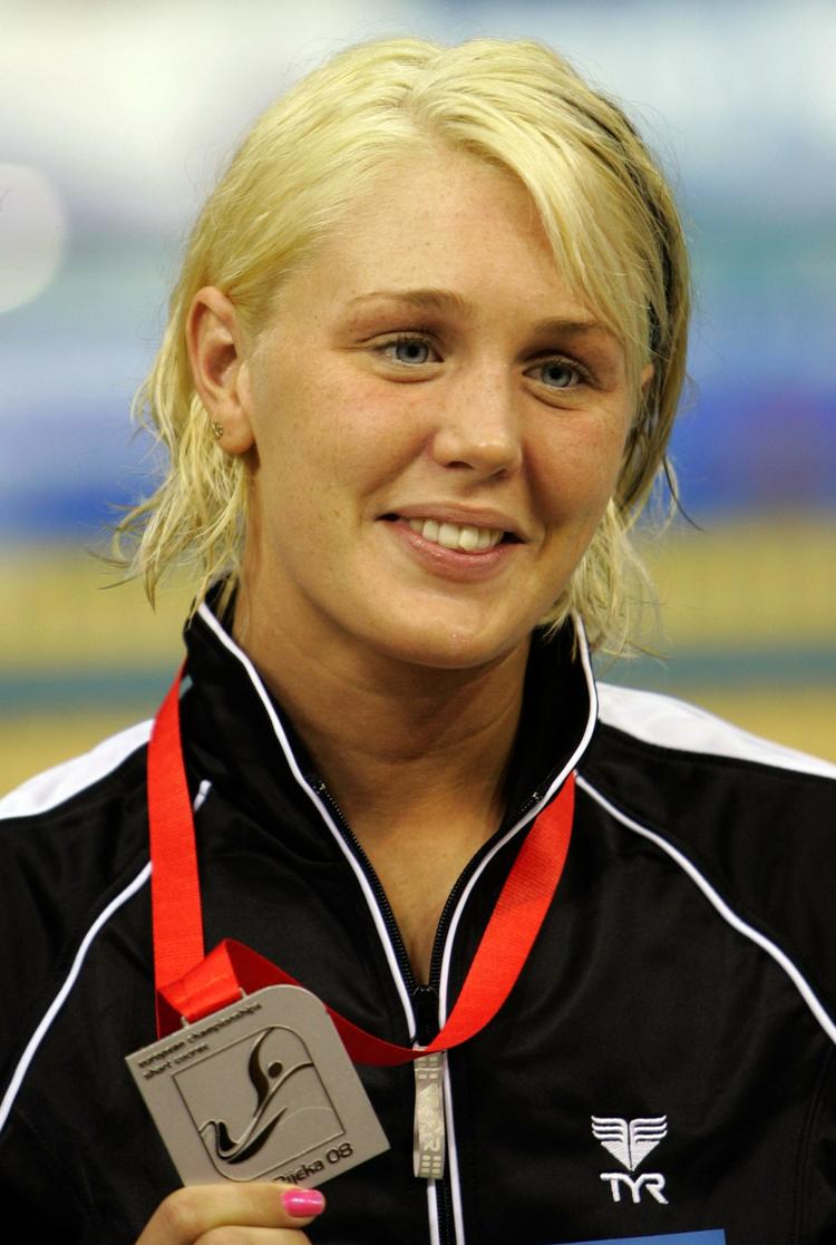 Jeanette Ottesen med sin nye frisure og sin endnu nyere EM-sølvmedalje i 100 meter fri. 