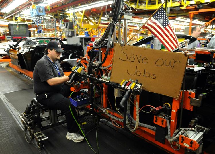 Over to millioner amerikanere risikerer at blive arbejdsløse, hvis USAs bilindustri bukker under. 