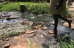 Dårlig kloakering og nedslidt og underprioriteret sundhedsvæsen giver koleraepidemien gods vækstvilkår. 